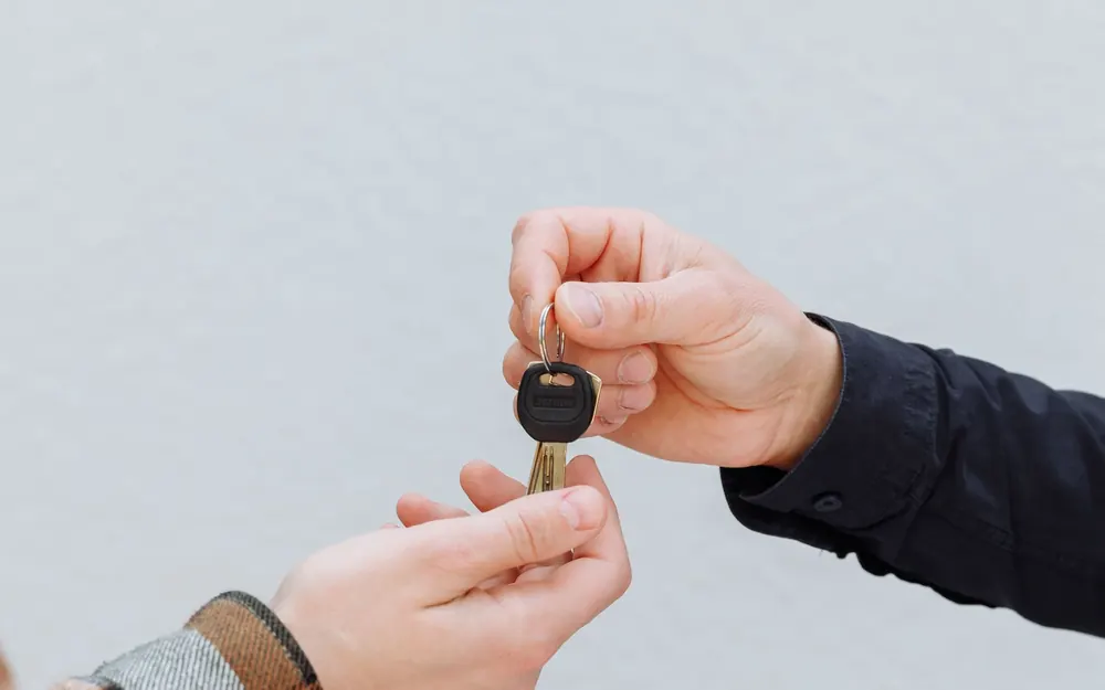 Chủ nhà bàn giao chìa khoá phòng cho người thuê